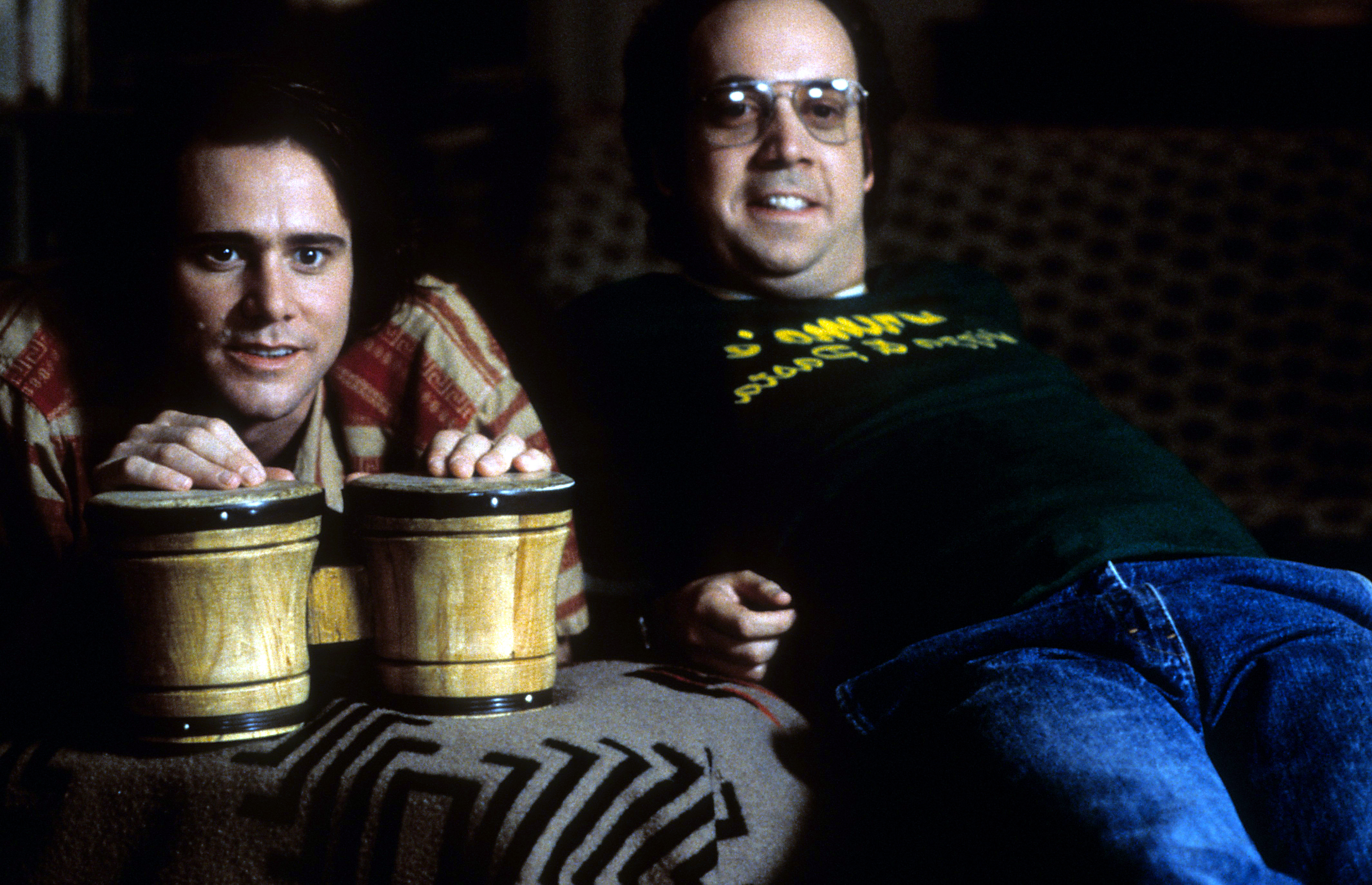Jim Carrey with bongos next to Paul Giamatti in a scene from the film 'Man On The Moon', 1999. (Photo by Universal/Getty Images)