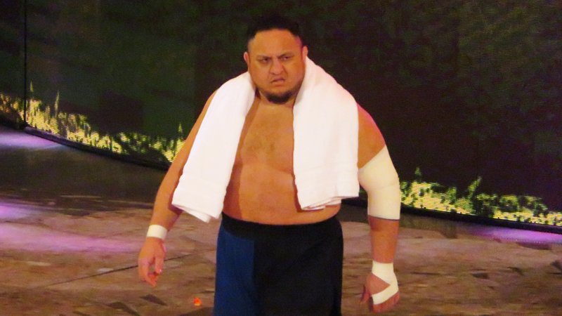 Samoa Joe Visits AJ Styles’ Residence During SmackDown Live Contract Signing