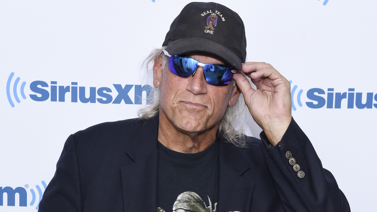 Jesse Ventura Won't Bury The Hatchet With Hulk Hogan, Wants An Apology ...