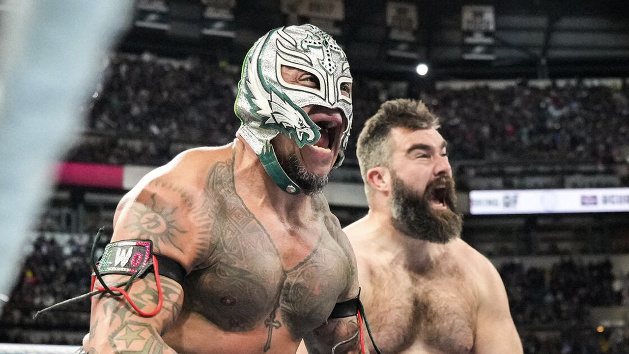 Rey Mysterio Doesn't Mind Taking Photos With His Mask Off Now - Wrestlezone